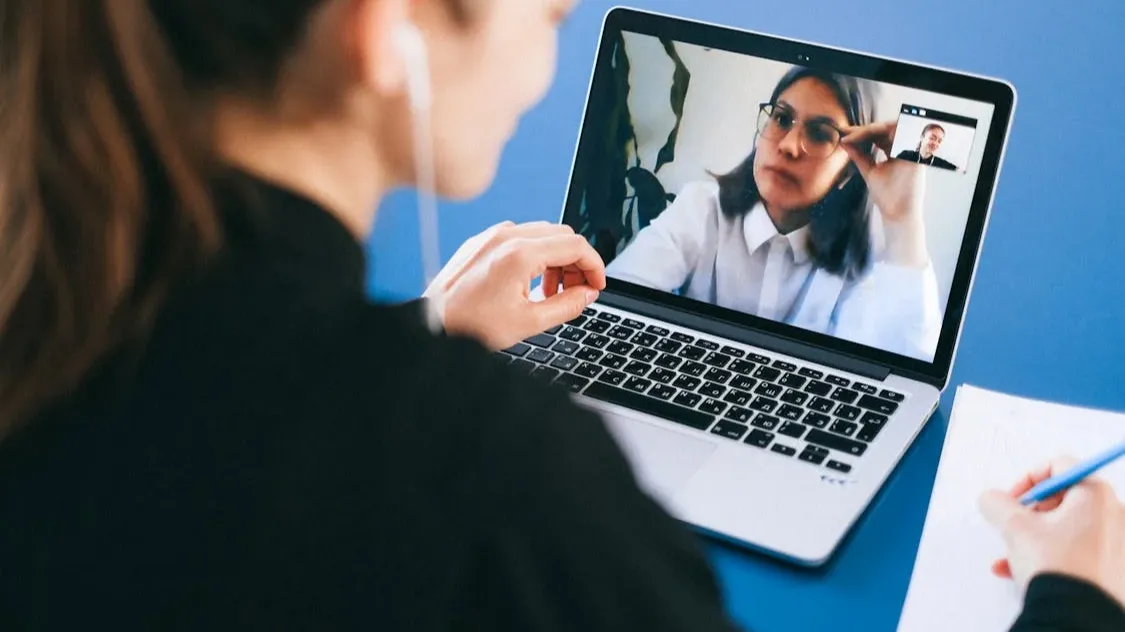Aulas de Idiomas no Formato Presencial ou Online? O Que Realmente Beneficia os Colaboradores?